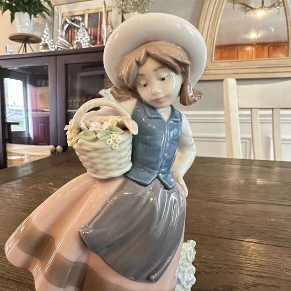 Lladro "Sweet Scent" #5221 Girl with Flower Basket Porcelain Figurine Daisa 1983 - Picture 3 of 8